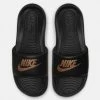 Nike Victori One Slide Γυναικεία Slides BLACK/MTLC RED BRONZE-BLACK 1 Nike Victori One Slide Γυναικεία Slides BLACK/MTLC RED BRONZE-BLACK -Γυναικεία Παπούτσια Κατάστημα nike w victori one slide 5