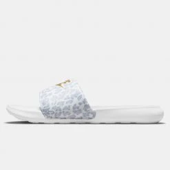 Nike Victori One Γυναικεία Slides WHITE/METALLIC GOLD-WOLF GREY 9 Nike Victori One Γυναικεία Slides WHITE/METALLIC GOLD-WOLF GREY -Γυναικεία Παπούτσια Κατάστημα nike w victori one slide print 9